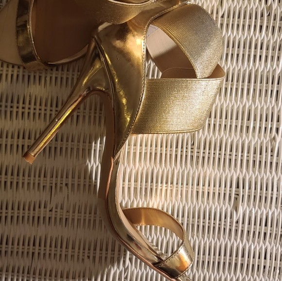 BEAUTIFUL  METALLIC  GOLD HEELS - Picture 10 of 16